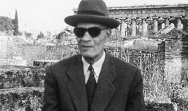 Siku moja... Balozi wa Italia alimkabidhi Mkuu wa Fasihi ya Kiarabu, Taha Hussein, shahada ya udaktari wa heshima kutoka Chuo Kikuu cha Palermo na tafsiri ya Kiitalia ya wasifu wa “Siku”