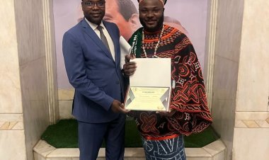 Un graduado de la Beca Nasser de Liderazgo recibe el Premio Juvenil de Camerún por sus contribuciones innovadoras en agricultura