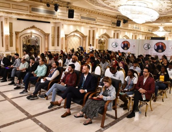 Dialogue ouvert entre les acteurs du développement et de la planification, la Croix-Rouge et les participants à la Bourse Nasser pour le leadership international