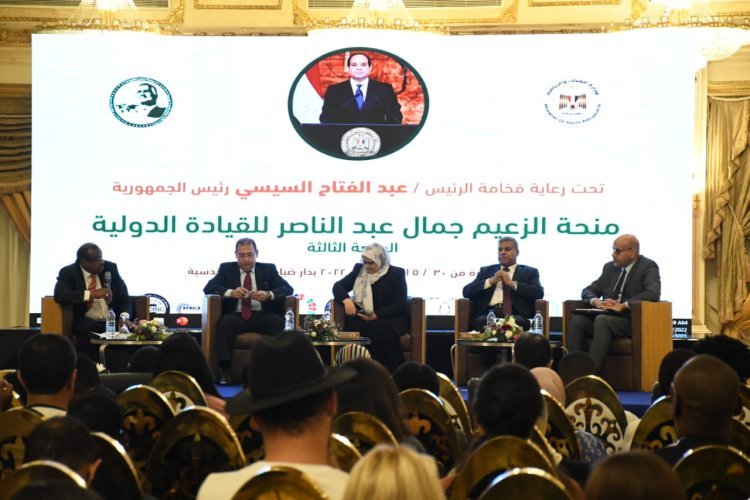 Les dirigeants du Centre d’information et d’aide à la prise de décision échangent avec les participants de la Bourse Nasser pour le leadership international lors de la huitième journée
