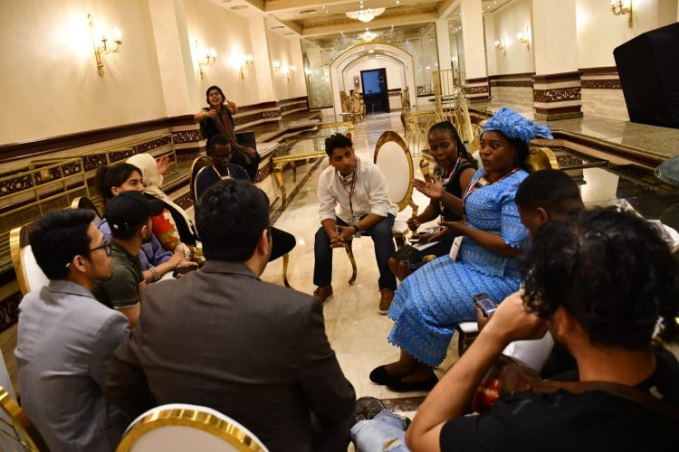 Les dirigeants du Centre d’information et d’aide à la prise de décision échangent avec les participants de la Bourse Nasser pour le leadership international lors de la huitième journée