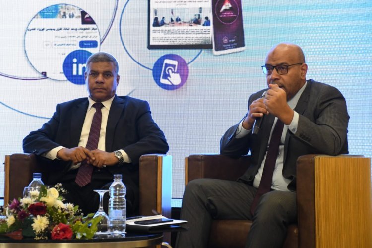 Les dirigeants du Centre d’information et d’aide à la prise de décision échangent avec les participants de la Bourse Nasser pour le leadership international lors de la huitième journée