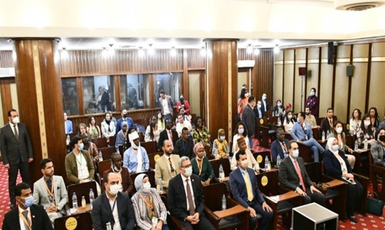 Le Parlement égyptien accueille les jeunes membres de la bourse « Nasser pour le leadership international »