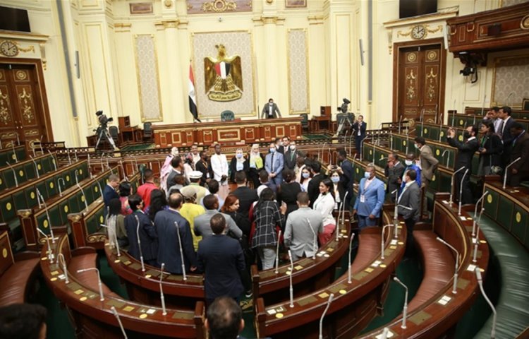 Le Parlement égyptien accueille les jeunes membres de la bourse « Nasser pour le leadership international »