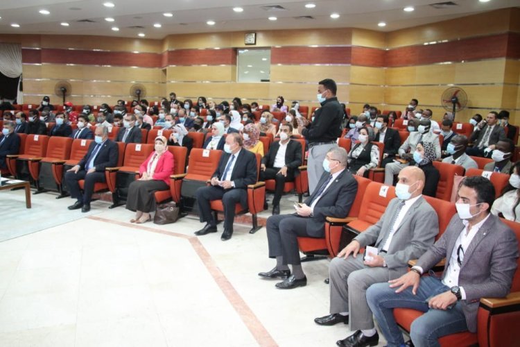 La bourse « Nasser pour le leadership international » en visite à l’Organisation arabe pour l’industrialisation dans le cadre des activités de la huitième journée
