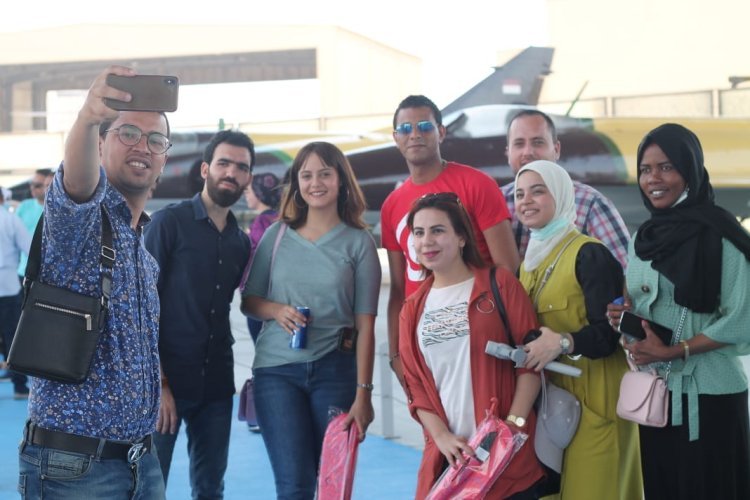 La Bourse « Nasser pour le leadership international » visite le Musée des Forces aériennes lors des activités de la septième journée