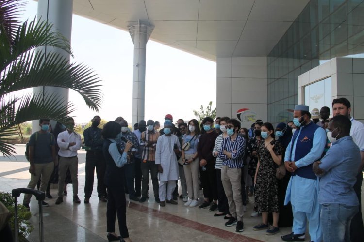 La Bourse « Nasser pour le leadership international » visite le Musée des Forces aériennes lors des activités de la septième journée