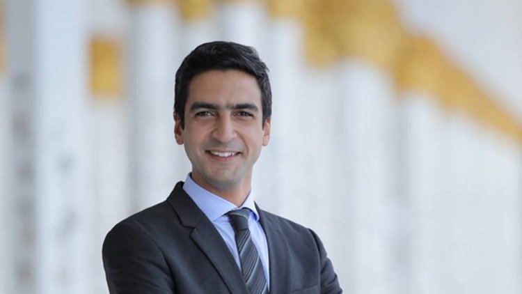 Adel Al-Mahrouqi: Kutoka Shauku ya Kompyuta hadi Mwangaza wa Uandishi wa Habari - Hadithi ya Shauku Isiyozimika